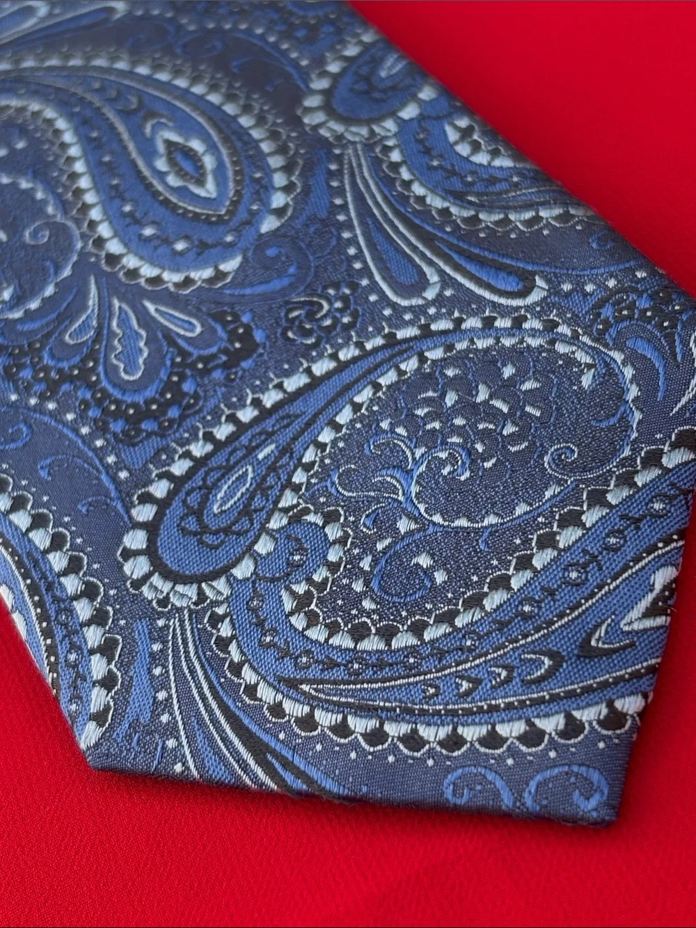 Vince Camuto paisley silk tie!